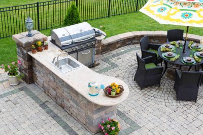 outdoor kitchen with dining table - Turnkey Patio